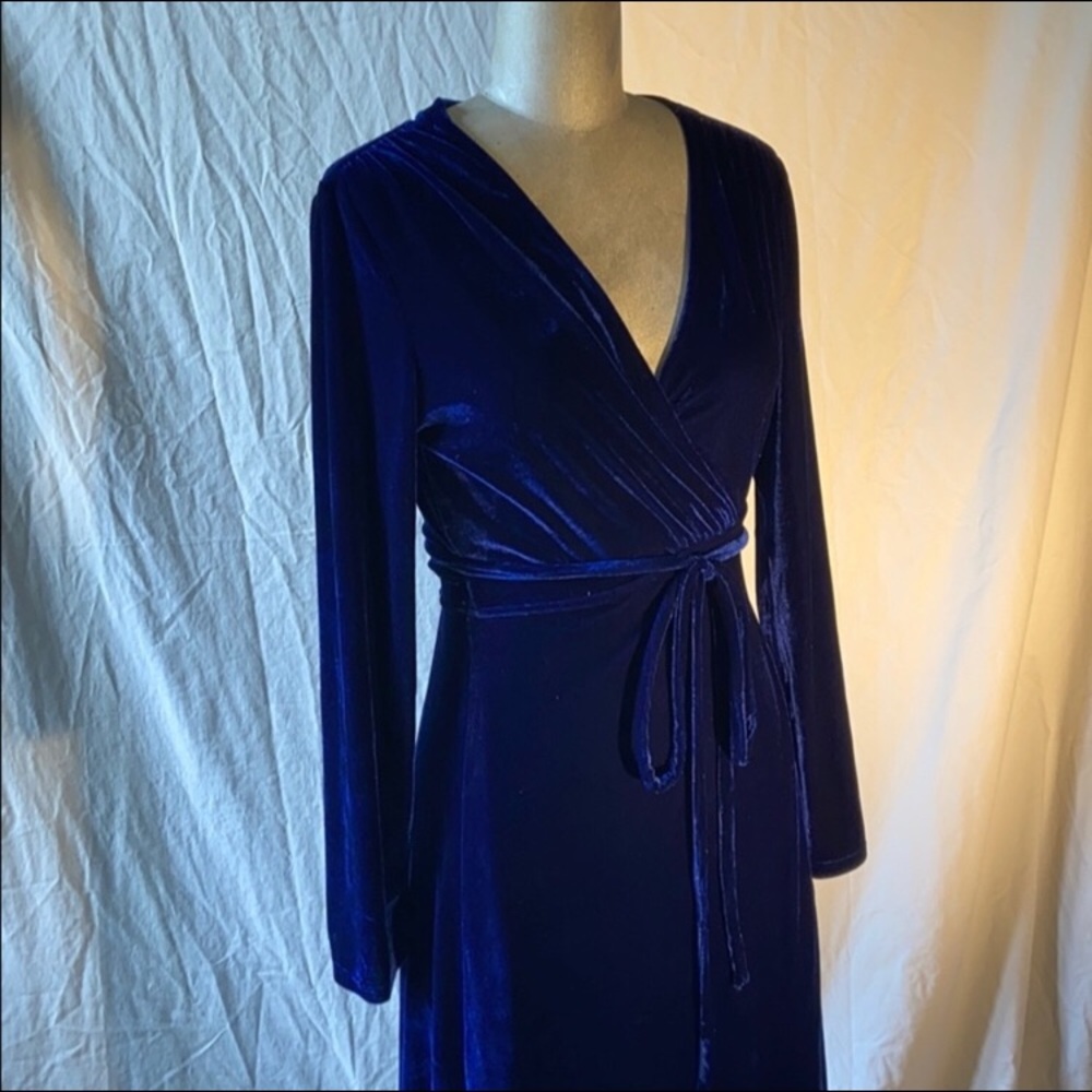 Lulu’s royal blue velvet wrap dress